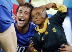 Cậu bé may mắn nhờ cuồng mộ Neymar