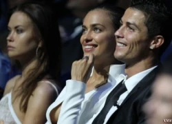 Chán cảnh bạn gái khoe thân, Ronaldo bắt cưới