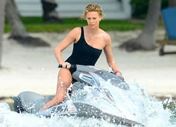 Charlize Theron cưỡi môtô nước bốc lửa