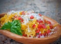 [Chế biến] - Món mỳ spaghetti bí ngô nấu lò vi sóng với cà chua và húng quế