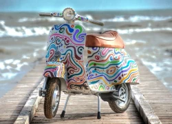 Chiếc Vespa Primavera dát tranh vàng đầu tiên tại Hà Nội