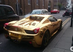 Chói mắt với Ferrari 458 Spider mạ crôm vàng tại London