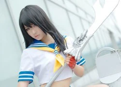 Cosplay nữ sinh mặc váy ngắn múa đao