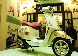 "Đã mắt" với Vespa Primavera dát vàng tại Hà Nội