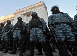 Dân quân và đặc nhiệm Berkut giải giáp quân đội Crimea