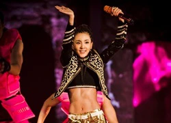 Dara (2NE1) được khen vì cơ bụng chuẩn