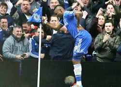 Eto'o đóng giả ông già chọc tức Mourinho