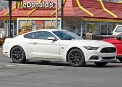 Ford chuẩn bị ra mắt phiên bản kỷ niệm Mustang 50th Anniversary Edition