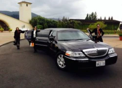 Hà Kiều Anh du lịch bằng siêu xe limousine sang trọng