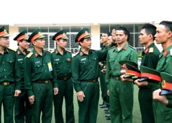 Hạ sĩ quan, chiến sĩ phải cắt tóc 3 phân