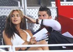 Irina Shayk: &#8220;Ronaldo luôn khiến tôi mãn nguyện&#8221;