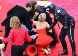 Jennifer Lawrence bị nghi đóng kịch khi liên tục ngã ở Oscars