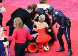 Jennifer Lawrence vấp ngã trên thảm đỏ Oscar