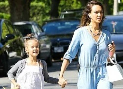 Jessica Alba nắm chặt tay cô con gái xinh đẹp trên đường