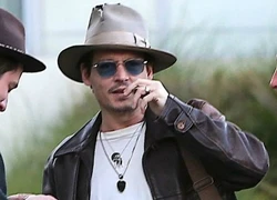 Johnny Depp lạnh lùng khoe nhẫn đính hôn