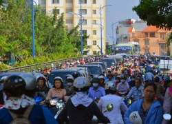 Kẹt xe nghiêm trọng sau vụ xà lan tông cầu