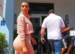 Kim Kardashian khoe mông siêu khủng