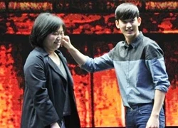 Kim Soo Hyun tít mắt &#8220;bẹo má&#8221; fan nữ lớn tuổi