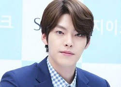 Kim Woo Bin lúng túng vừa ký tên vừa trông em bé