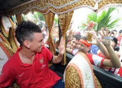 Koscielny cứu 20 công nhân khỏi cảnh thất nghiệp