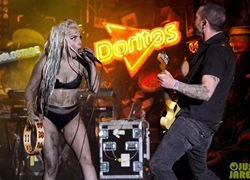 Lady Gaga để vũ công nôn lên người trên sân khấu