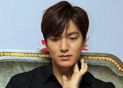 Lee Min Ho bị soi cử chỉ điệu đà, nữ tính trong họp báo