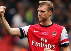 Mertesacker cảm động dù bị ví với chó cún