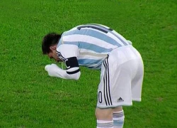 Messi nôn khan trên sân