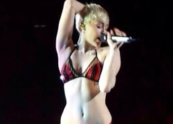 Miley Cyrus mặc đồ lót biểu diễn