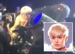 Miley hôn fan nữ đắm đuối trong concert