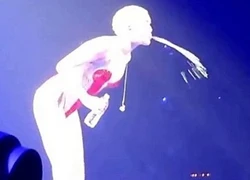 Miley phì nước vào fan trong concert