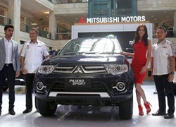 Mitsubishi Pajero Sport máy xăng mới có giá 42.0000 USD