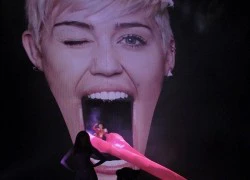 Nam công nhân bị thương vì "chiếc lưỡi khổng lồ" của Miley