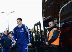 Oscar đi bộ về nhà sau trận thắng Fulham