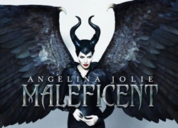 Phù thủy Maleficent (Angelina Jolie) vung cánh đen lộng lẫy