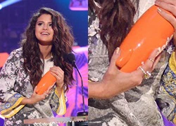 Selena đeo nhẫn Justin tặng tới Kids' Choice Awards