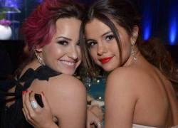 Selena Gomez - Demi Lovato thân thiết và xinh đẹp rạng ngời