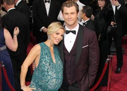 Tài tử Chris Hemsworth đưa vợ đi đẻ