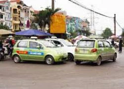 Tạm giữ một taxi "dù" lừa tiền cước khách nước ngoài