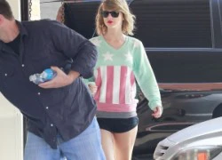 Taylor Swift gây chú ý với quần siêu ngắn, khoe chân dài thẳng tắp