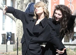 Taylor Swift và Lorde tạo dáng ngộ nghĩnh giữa đường