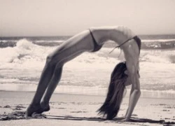 Thẫn thờ vì siêu mẫu mặc bikini tập yoga