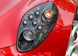 Thiết kế đèn pha mới bị chê tơi tả, Alfa Romeo 4C Coupe quay về sử dụng đèn cũ