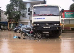 Tông vào ô tô đang sang đường, 2 người nguy kịch