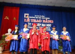 Trường ĐH Bách khoa (ĐH Đà Nẵng) trao bằng tốt nghiệp cho sinh viên