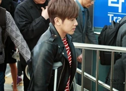 Yunho (TVXQ) chống nạng đi tàu cùng fan