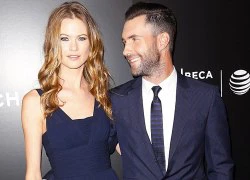 Adam Levine ôm eo hôn thê rạng rỡ trên thảm đỏ