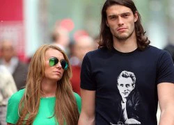 Andy Carroll và bồ tay trong tay dạo phố