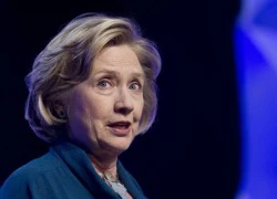 Bà Hillary Clinton bị ném giày khi đang diễn thuyết