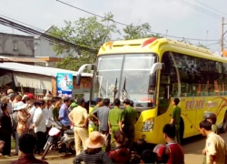 Cả nhà cô gái bám cần phản đối xe dù bị truy sát